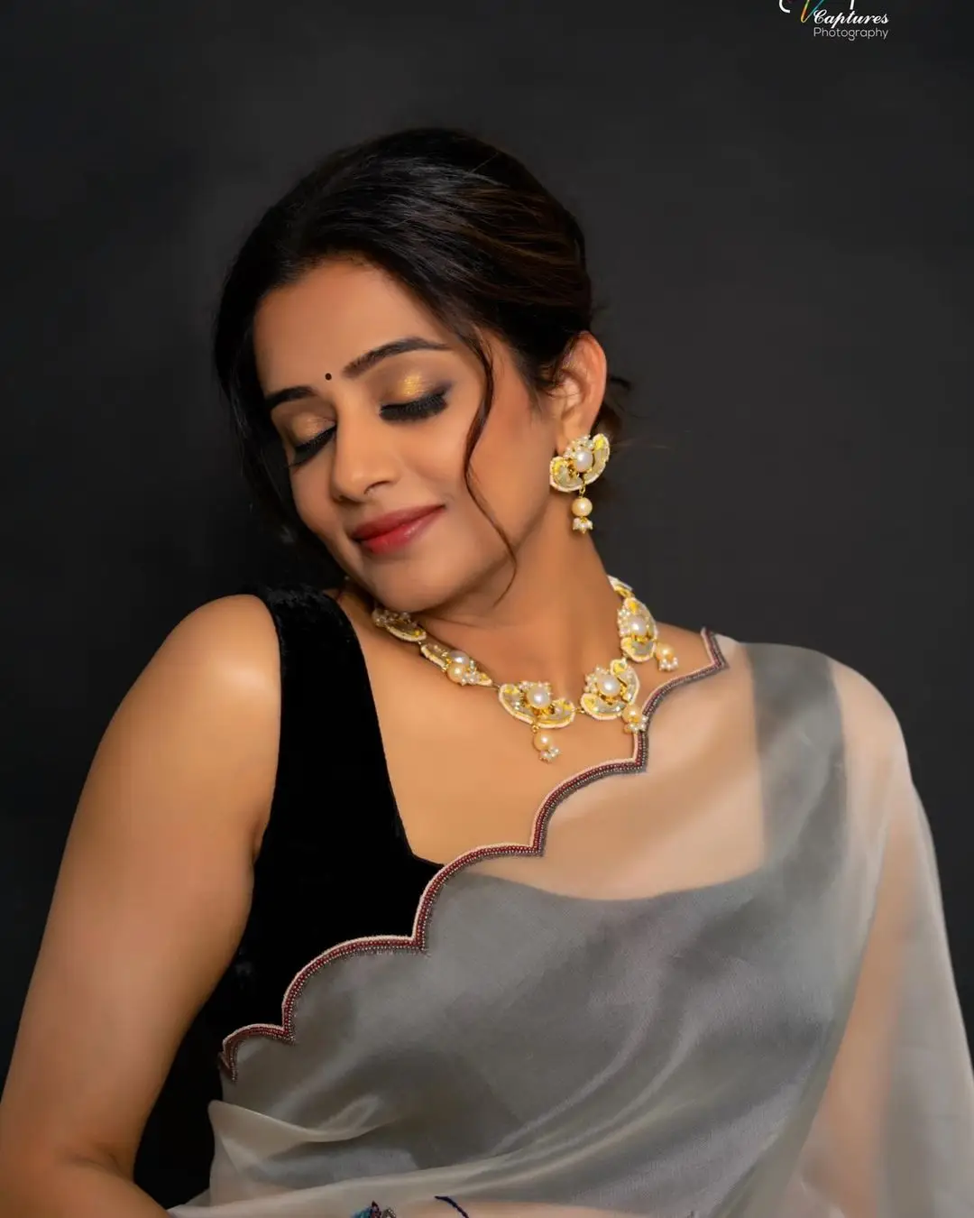 TELUGU TV ACTRESS PRIYAMANI IN WHITE SAREE SLEEVELESS BLACK BLOUSE 4